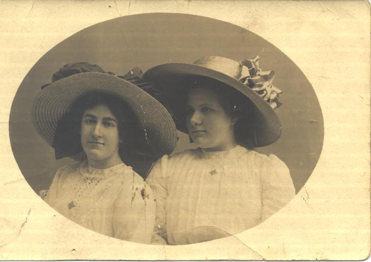 Portrait of Elsie and Bethel Kidman, 1910