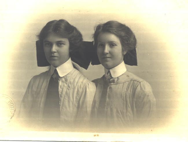 Portrait of Elaine Hines and Ruby Goodwin, 1912