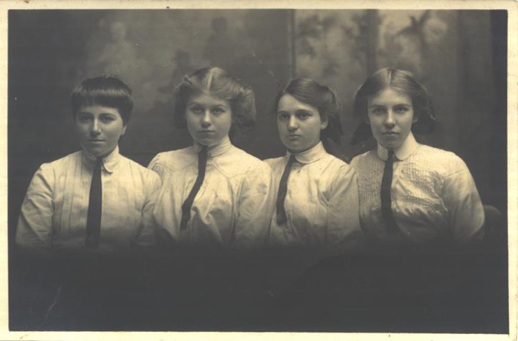 Honour Sciences Girls, 1913