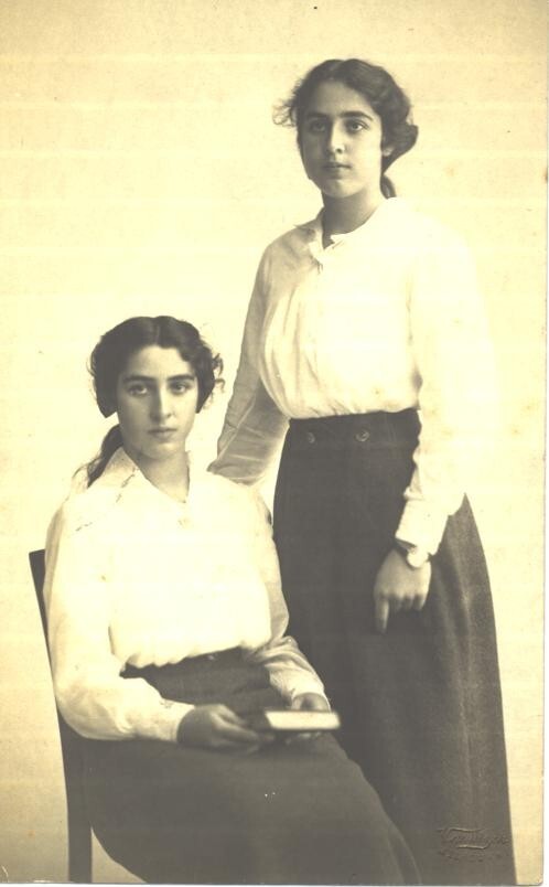 Portrait of Gladys and Liddia Willis, c.1918