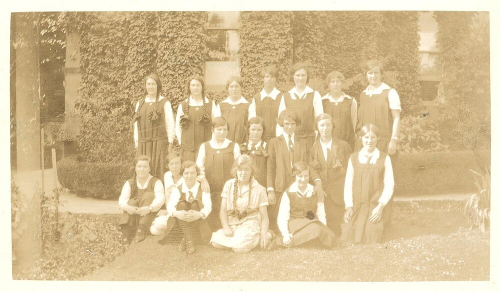 Photo of 17 students, may be a class, c.1925-26