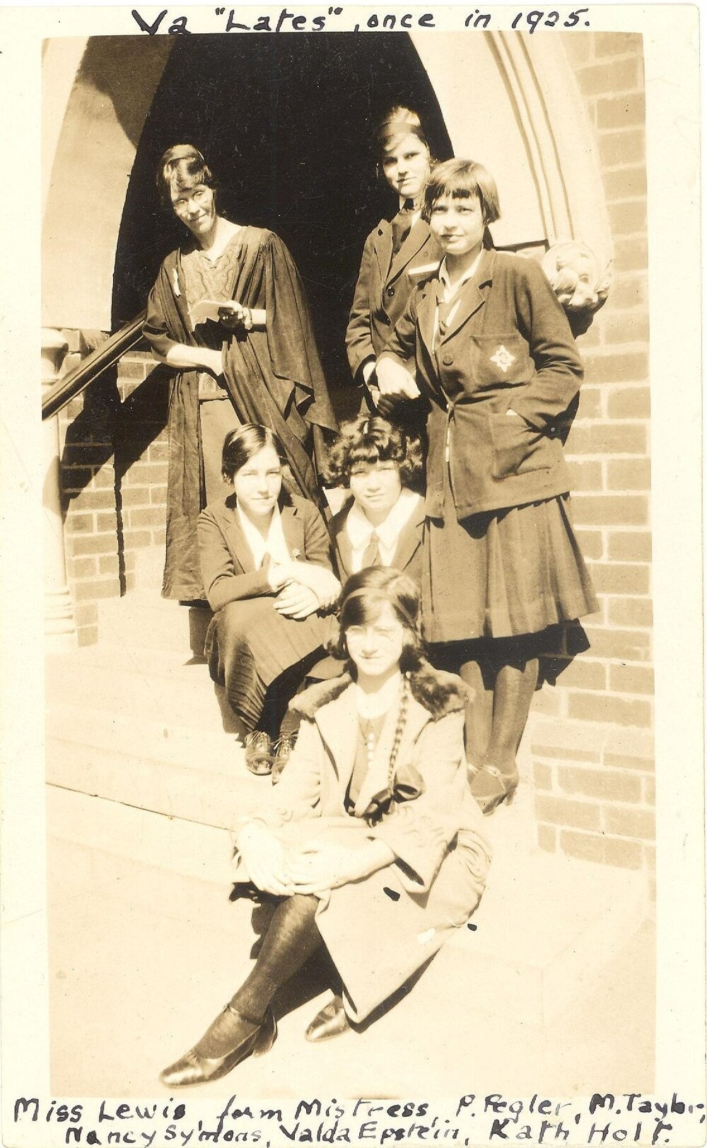 Photo of 5 students with teacher Miss Lewis, Form Va "Lates" in 1925 in Fitchett Hall doorway