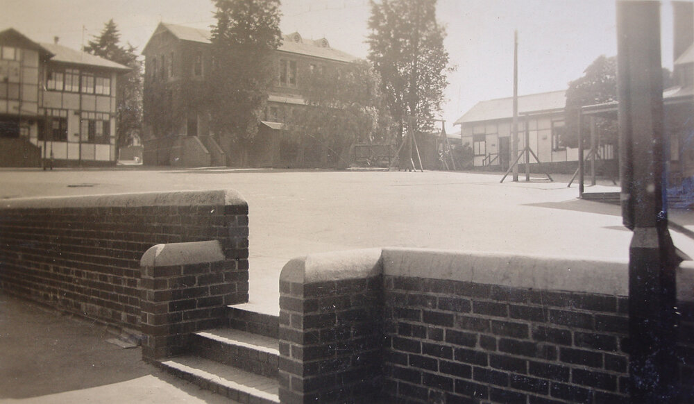 Photo of quad showing L-R North House, Baths, and likely Teachers' Common Rooms, 1932-33