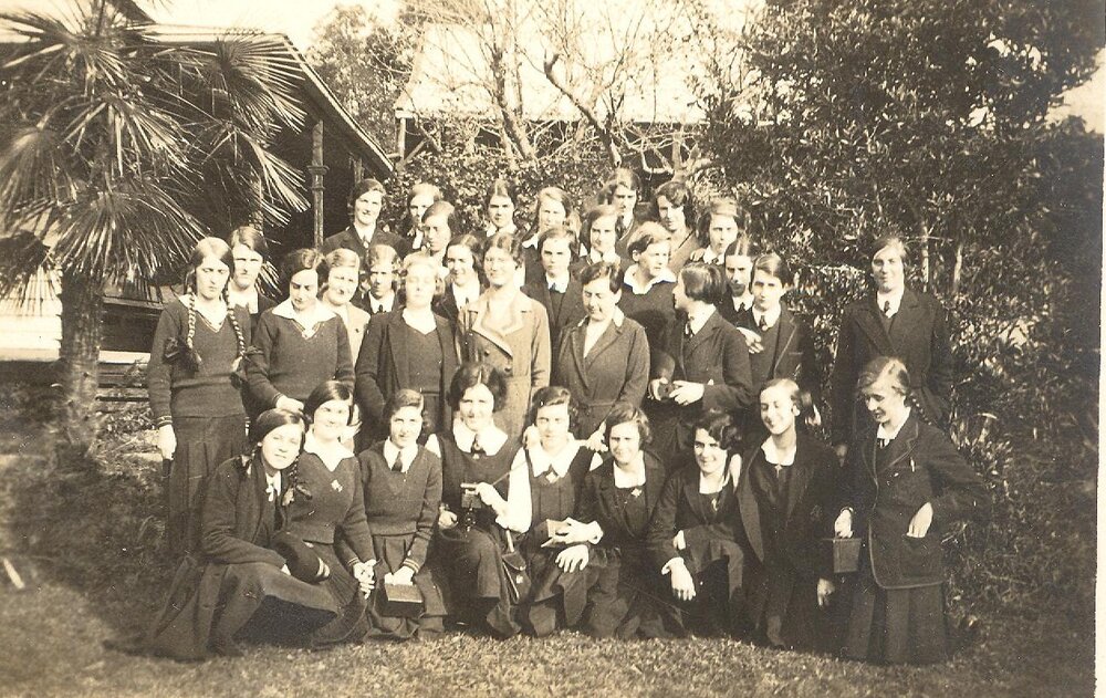 Small-format class photograph 1932 or 1933