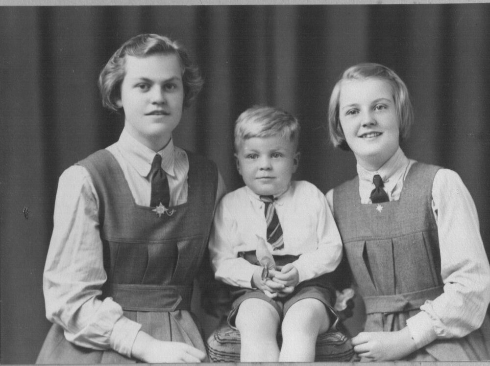 Photo of Ruth and Gwenda Campbell in MLC uniforms, c.1943