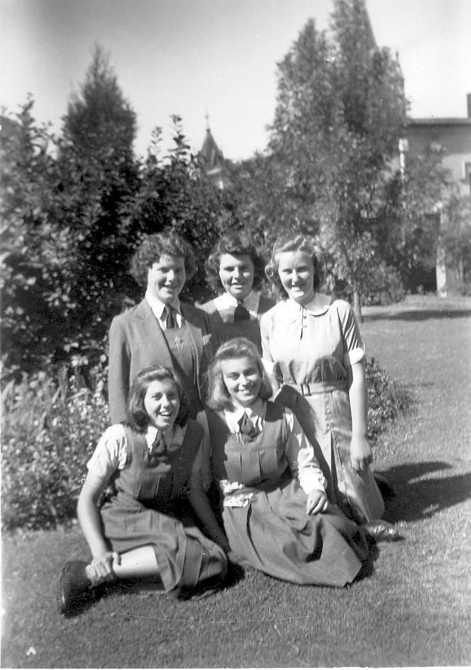 Photo: Patsy Wykes, ?, Joan Anderson, Marion Fenton, Shirley Proctor in uniform, front garden, c.1942