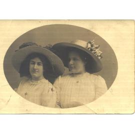 Portrait of Elsie and Bethel Kidman, 1910