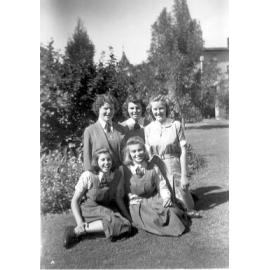 Photo: Patsy Wykes, ?, Joan Anderson, Marion Fenton, Shirley Proctor in uniform, front garden, c.1942