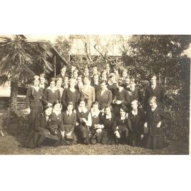 Small-format class photograph 1932 or 1933