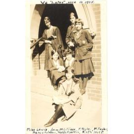 Photo of 5 students with teacher Miss Lewis, Form Va "Lates" in 1925 in Fitchett Hall doorway