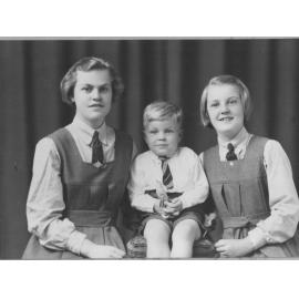 Photo of Ruth and Gwenda Campbell in MLC uniforms, c.1943